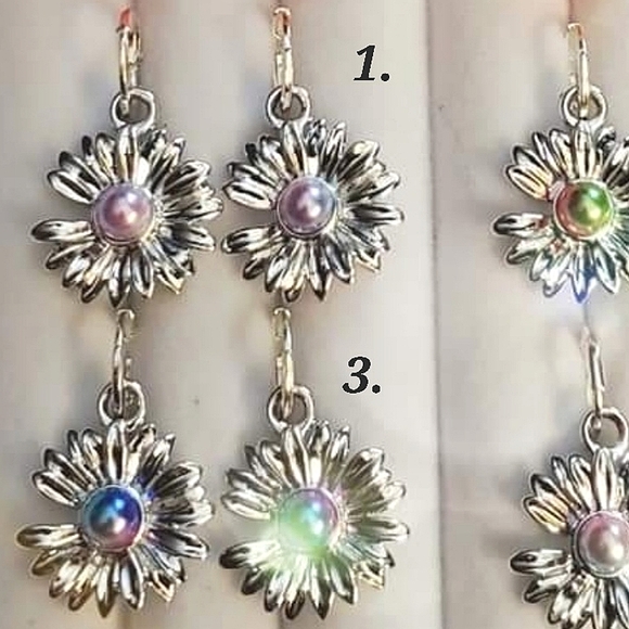 Choice of 4 pairs of handmade flower 🌸 earrings with color pearls. - Picture 1 of 2